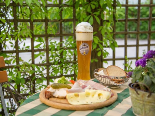 Tisch mit einer Brotzeit und einem Bier