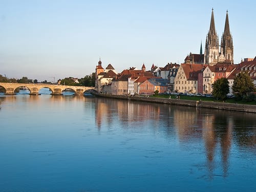 Kirche mit einer Brücke