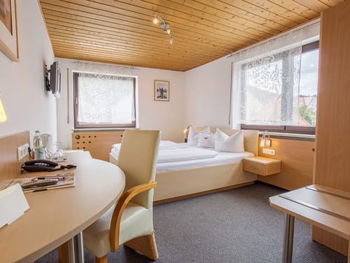Schönes Doppelzimmer mit einer Sitzecke und TV