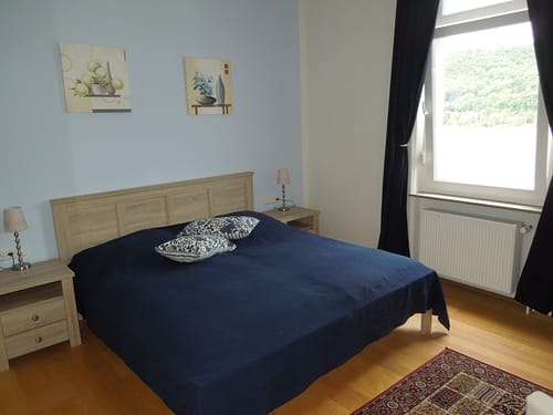 gemütliches Zimmer mit Doppelbett