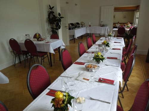 festlich gedeckte Tische im Restaurant