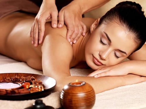 eine Frau genießt eine Massageanwendung im Wellnessbereich