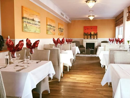 Restaurant zum Kranich mit weiß eingedeckten Tischen