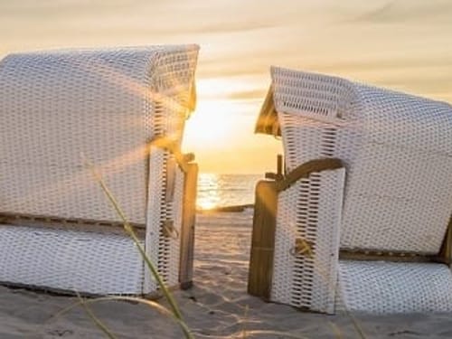 Zwei Strandkörbe am Strand