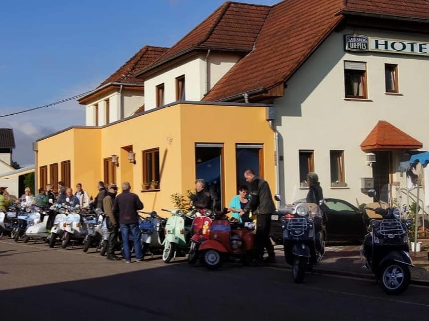 Hausansicht bei Sonnenschein