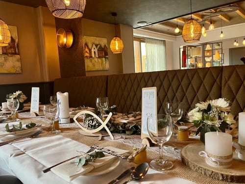 Hotelrestaurant mit festlich eingedeckten Tischen