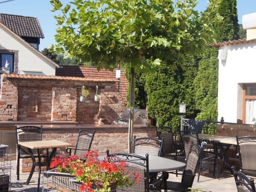 Hotelterrasse mit Terrassenmöbeln und einer großen Outdoor Küche