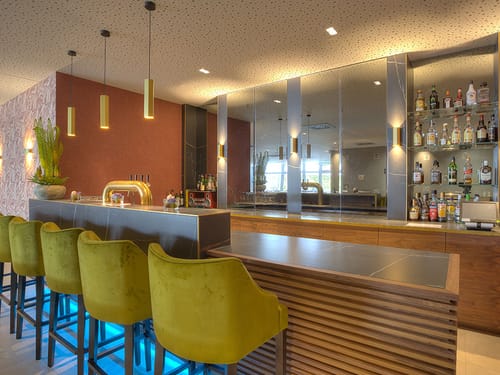 Modern eingerichtete Bar