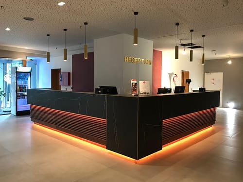 Moderne Rezeption in dunklen Farben mit Getränkeautomat