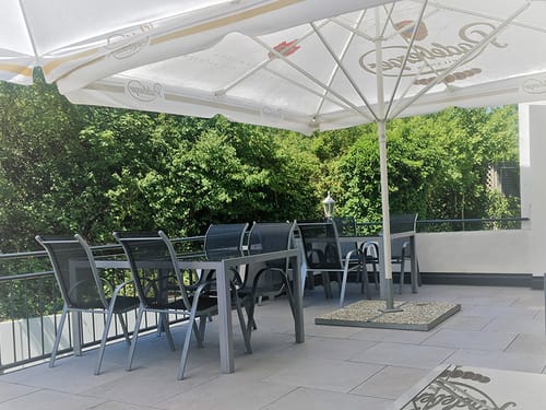 Terrasse mit Sitzmöglichkeiten