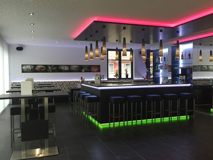 Moderne Bar mit stilvoller Beleuchtung und Sitzgelegenheiten