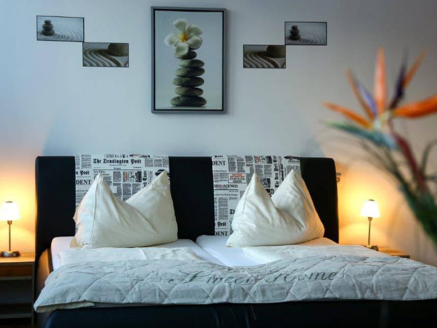 entspanntes-schlafzimmer-mit-zen-dekor-und-doppelbett