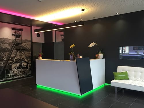 Empfangsbereich mit moderner Beleuchtung und stilvoller Dekoration