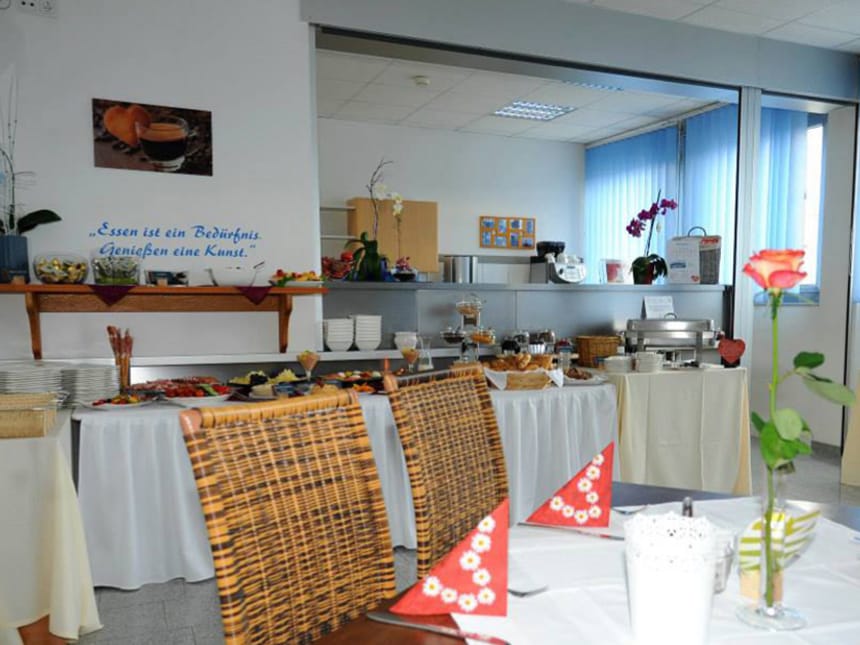 Elegantes Frühstücksbuffet mit Blume in modernem Speisesaal