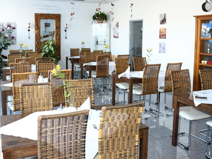 Gemütliches Restaurant mit Rattanmöbeln und stilvoller Dekoration.
