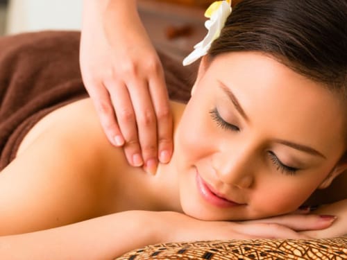 Frau beim Genießen einer entspannenden Massage