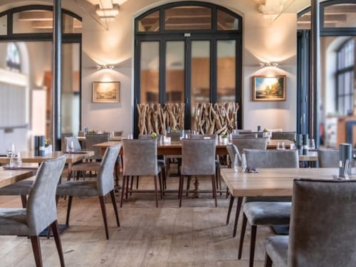 Elegantes Restaurant mit stilvoller Innenausstattung und gedeckten Tischen.