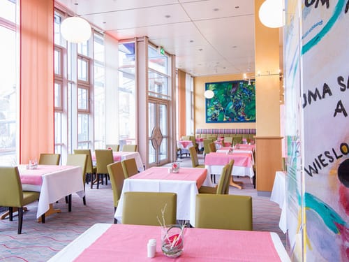 Hotel Restaurant bunt eingerichtet