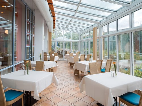 moderner Wintergarten mit Rattanmöbeln