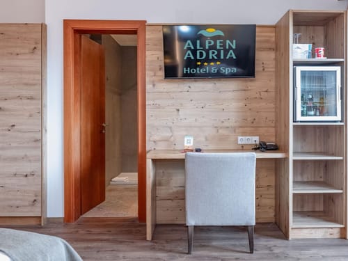 Moderne Hotelzimmerausstattung im Alpen Adria Hotel & Spa.