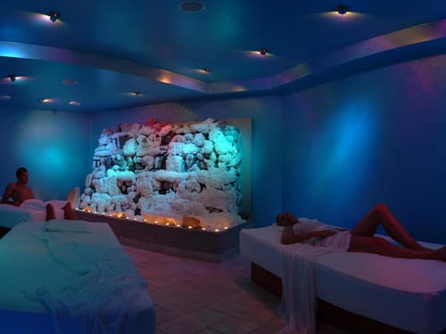 Entspannungsraum mit blauer Beleuchtung und Liegen in einem Spa