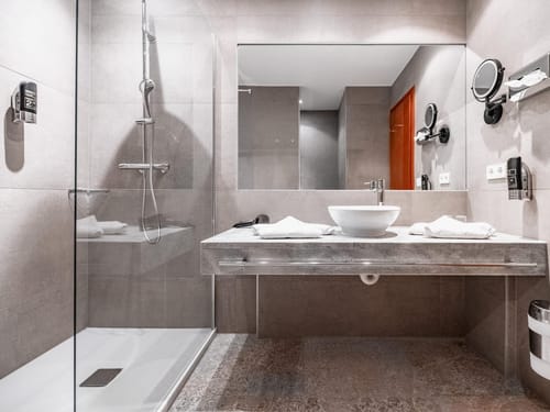 Modernes Badezimmer mit Glasdusche und Waschtisch