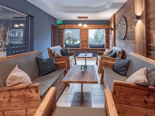 Gemütlicher Lounge-Bereich mit Holzmöbeln und moderner Inneneinrichtung.