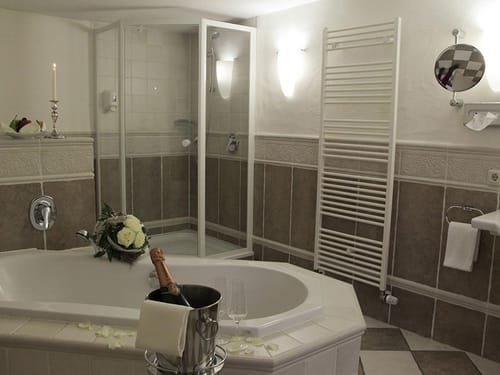 Bad mit Badewnanne, Dusche, Sekt mit Sektkühler, Kerzenständer und Kosmetikspiegel