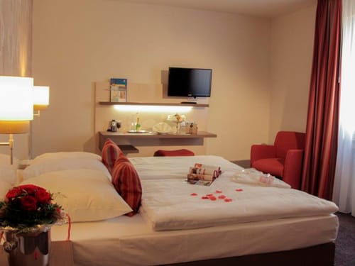Doppelzimmer im Stamhaus mit Doppelbett, Sessel, Schreibtisch und TV