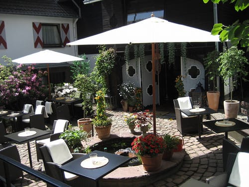 Sonnenschirme und Sitzplätze im Innenhof