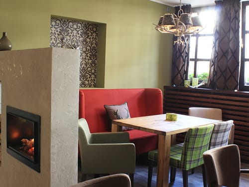 Bar mit gemütlichen Sesseln, Stühlen und einem Kamin