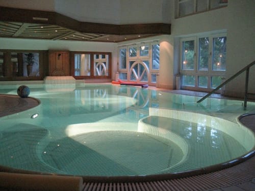 Pool Indoor im Wellnessbereich