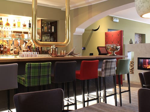 Hotelbar mit verschiedenen Barhockern