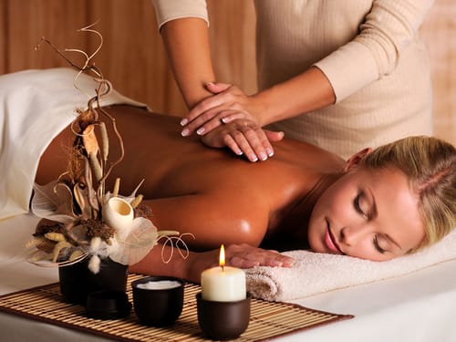 Rückenmassage bei einer Frau