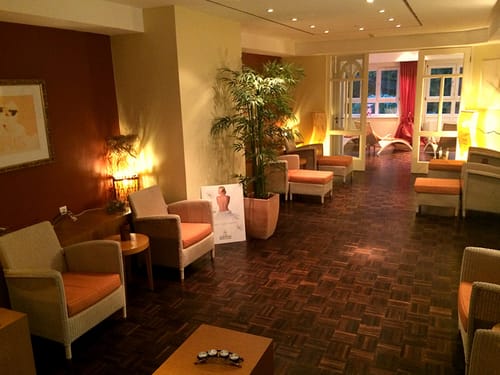 Wellnessoase mit verschiedenen Loungemöbeln