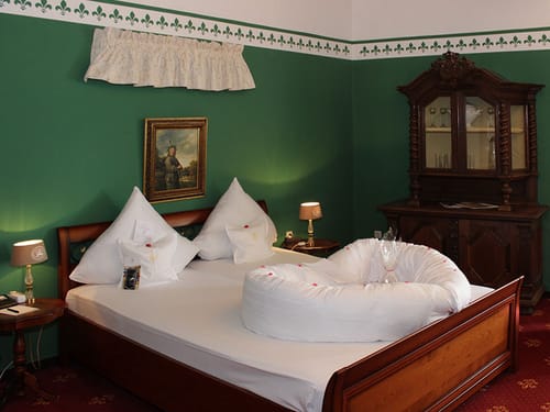 Zimmer mit Bett und Sitzmöglichkeiten