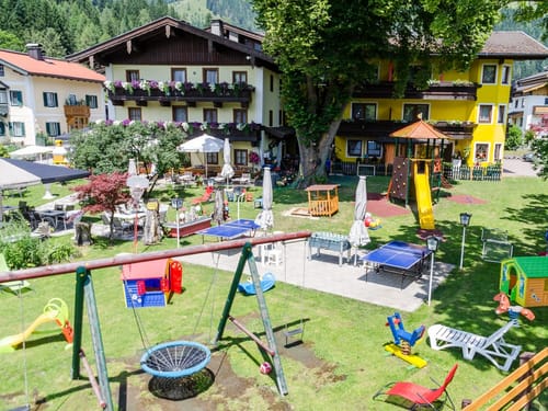 großer Hotelgarten mit vielen Spielgeräten für die Kinder