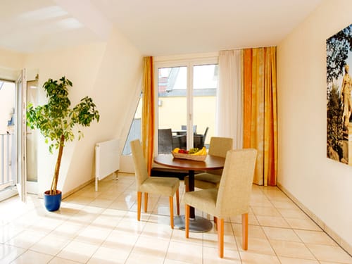 kleiner Tisch mit drei Stühlen im Esszimmer