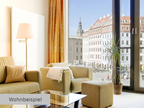 Sessel, Couch, Stehlampe und Tisch im Apartment