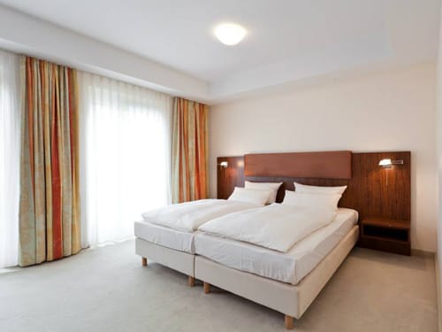 schlichtes Doppelzimmer mit Doppelbett