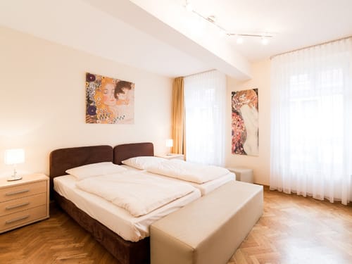 Zimmer mit tiefen Fenstern