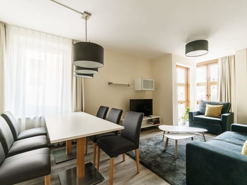Esstisch, Tv und Couch