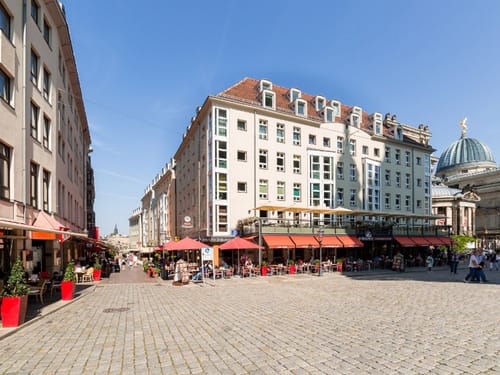 Einkaufsstraße mit vielen Geschäften