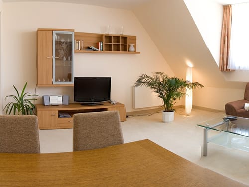 Sitzecke, TV und Sideboard