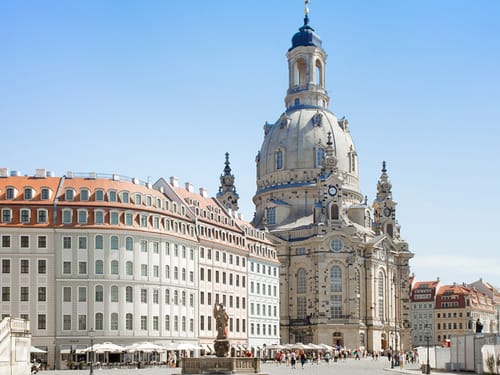 Achteckiger Bau mit einer Rundkuppel