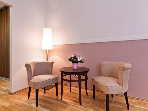 Zwei Stühle, ein Tisch und eine Stehlampe
