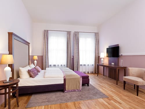 Großzügiges Zimmer mit TV und einem stuhl