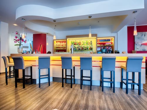 moderne Hotelbar mit Barhockern