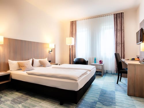 Standard Doppelzimmer mit Doppelbett, Schreibtisch und TV