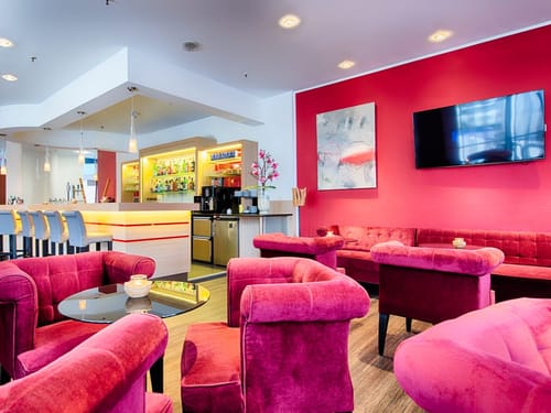 Hotellounge mit verschiedenen Sesseln und Tischen